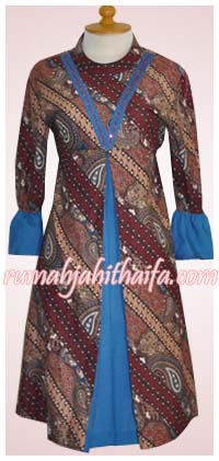 blouse batik Ibu Muthia dengan aksen ploi